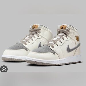 Air Jordan 1 Mid "Velvet Toe"